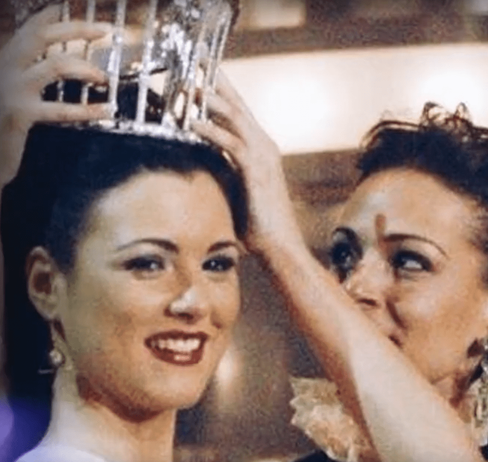 María Jesús Ruiz y Eva González en Miss España 2004. | Imagen: YouTube/Estrella TV