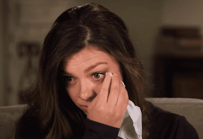 Lauren Duggar wiping the tears from her eyes | Photo: TLC