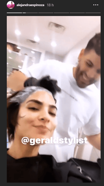 Alejandra tiñiendo su pelo.│Foto: Instagram / alejandraespinoza
