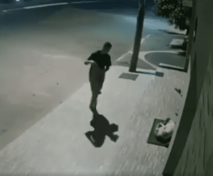 El hombre cuando se detiene para recoger la manta que colocó sobre el perro. | Imagen: Facebook/X Y S K Y El hombre cuando se detiene para recoger la manta que colocó sobre el perro. | Imagen: Facebook/X Y S K Y