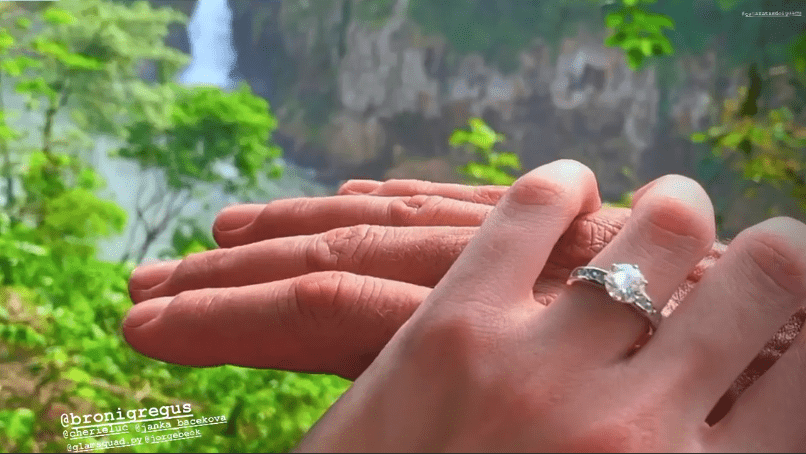 Captura de un video publicado por Mario Cimarro en sus historias de Instagram cuando le entregó el anillo de compromiso a su novia, Bronislava Gregušová. | Foto: Instagram/mariocimarro Captura de un video publicado por Mario Cimarro en sus historias de Instagram cuando le entregó el anillo de compromiso a su novia, Bronislava Gregušová. | Foto: Instagram/mariocimarro