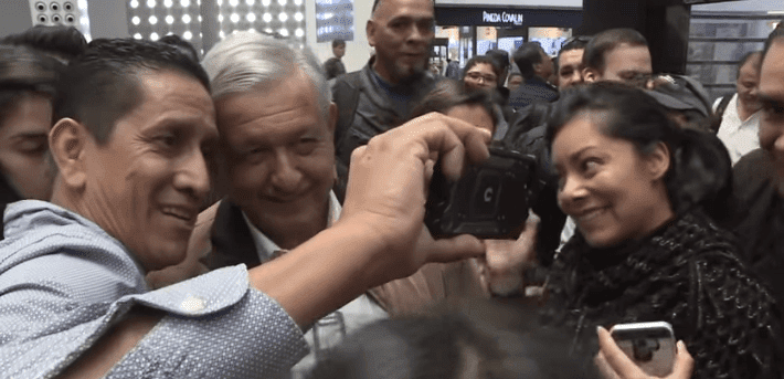 AMLO tomándose fotos. | Imagen: YouTube / AFPES AMLO tomándose fotos. | Imagen: YouTube / AFPES