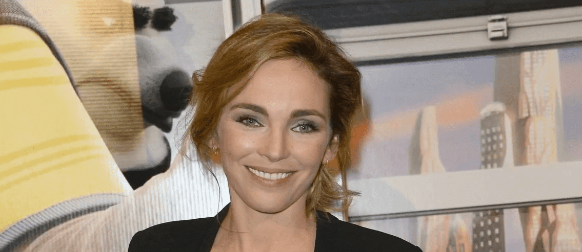 Claire Keim, un sourire sur le visage. | Source : Youtube / Daily News