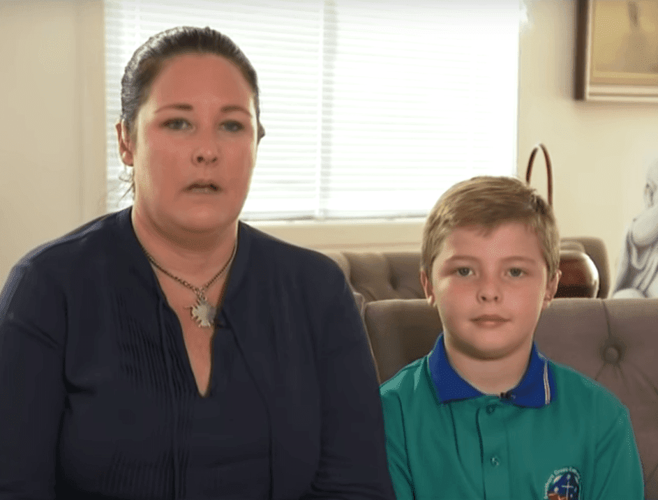 John Meredith junto a su madre, Katie. | Imagen: YouTube/Nine News Australia John Meredith junto a su madre, Katie. | Imagen: YouTube/Nine News Australia