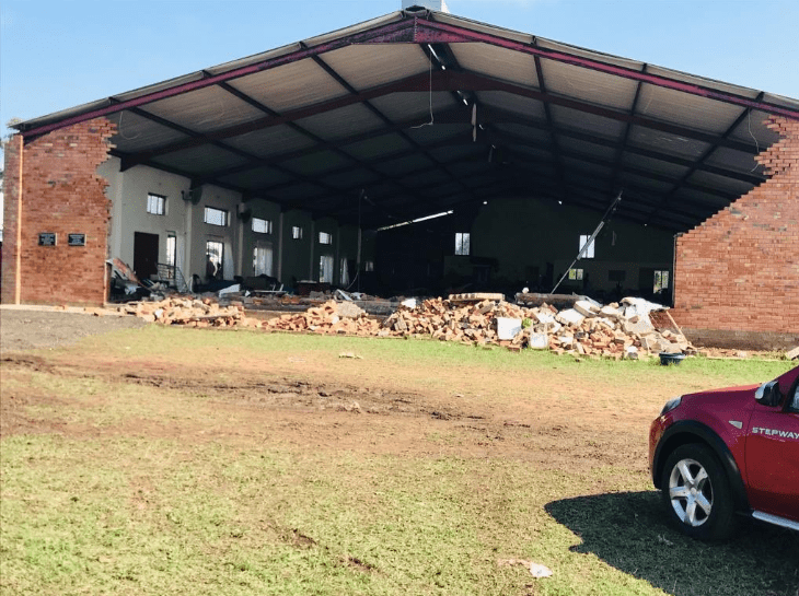 Pentecostal Holiness Church tras derrumbe de pared.  | Imagen: Twitter/ _ArriveAlive