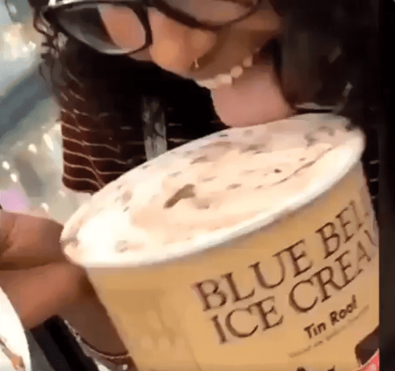 Una chica lamiendo una tina de helado antes de volver a ponerla en el congelador. | Foto: Twitter/Optimus Primal