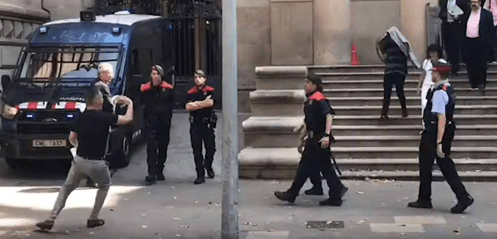 Momento en que tío de la víctima de la “Manada de Manresa” intenta agredir a uno de los acusados. | Imagen: YouTube/La Vanguardia Momento en que tío de la víctima de la “Manada de Manresa” intenta agredir a uno de los acusados. | Imagen: YouTube/La Vanguardia