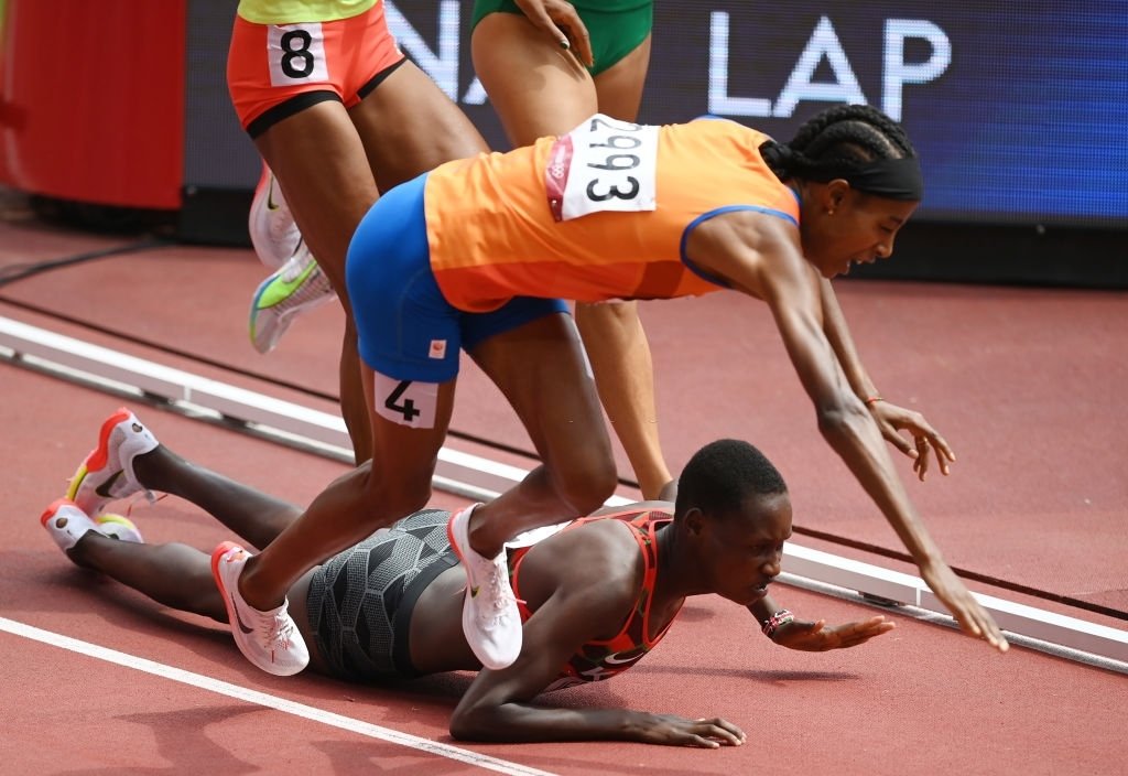 Sifan Hassan, de l'équipe des Pays-Bas, et Edinah Jebitok, de l'équipe du Kenya, trébuchent et tombent lors de la première manche du 1500 m féminin, le 2 août 2021 à Tokyo, au Japon. | Photo : Getty Images