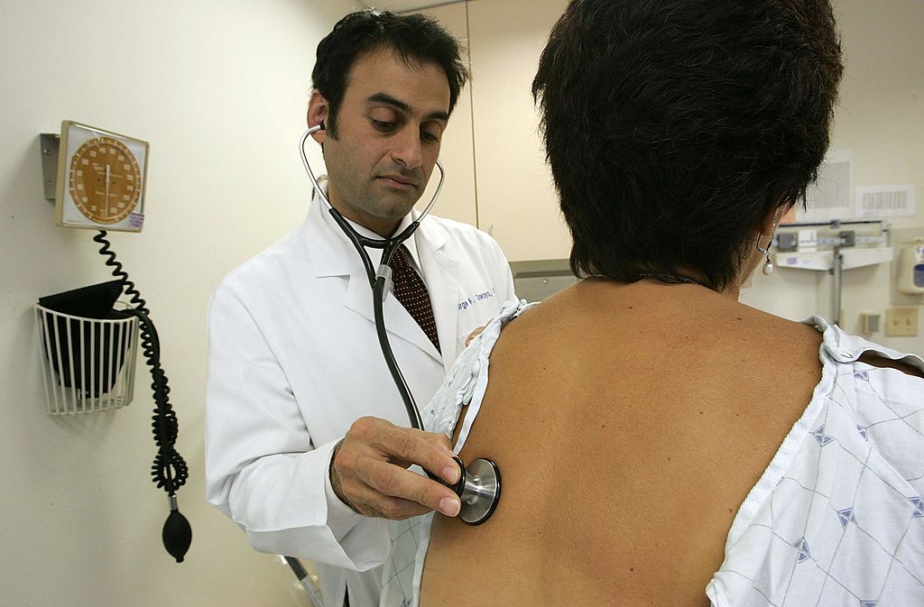 Un médecin qui consulte une femme | Photo : Getty Images