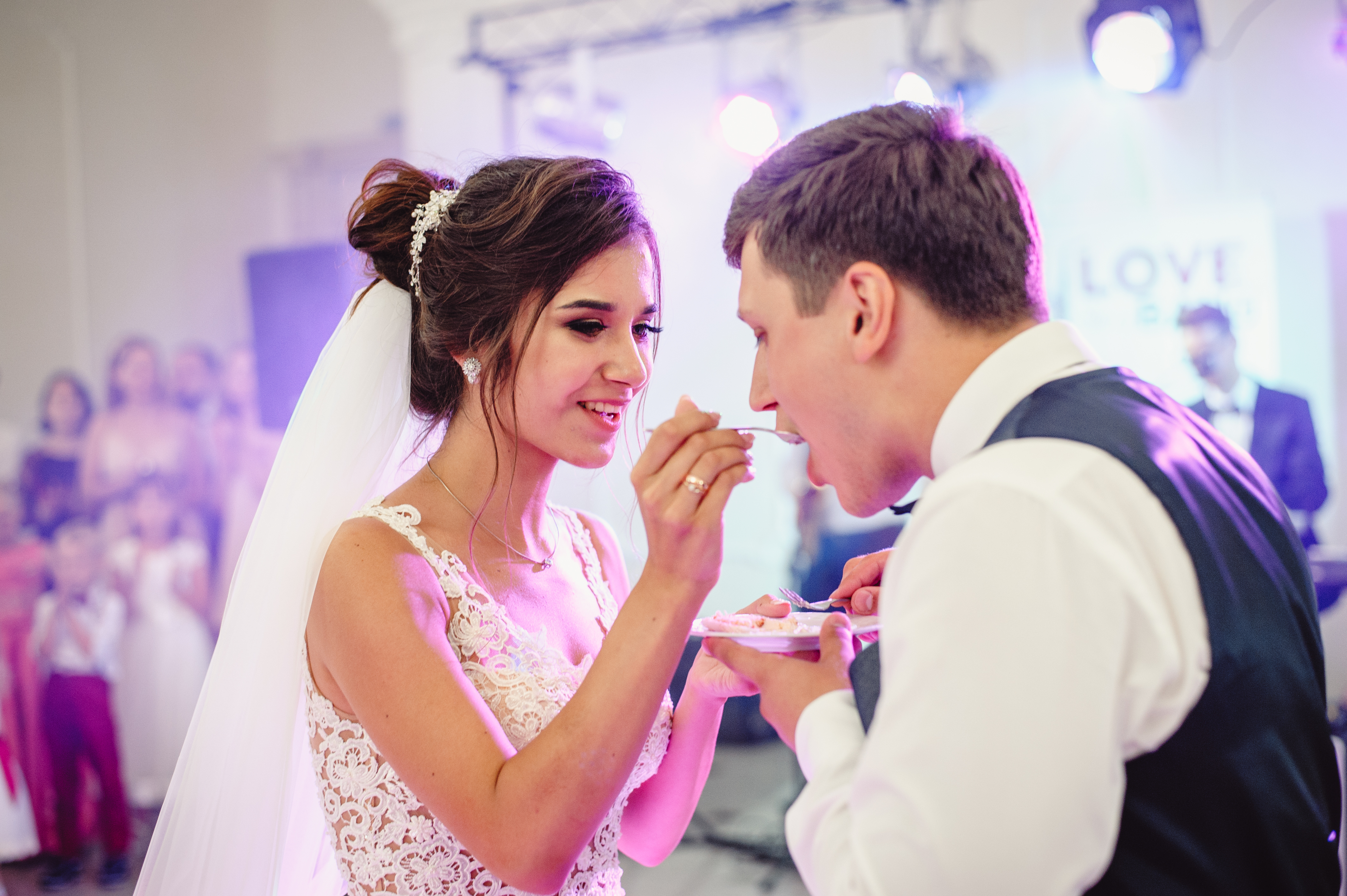 A bride feeding her groom a piece of cake | Source: Shutterstock
