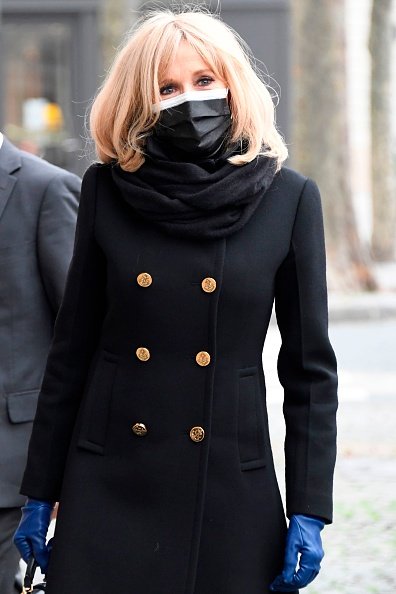 Brigitte Macron arrive pour assister à une messe en souvenir de l'acteur et réalisateur français Robert Hossein. | Photo : Getty Images