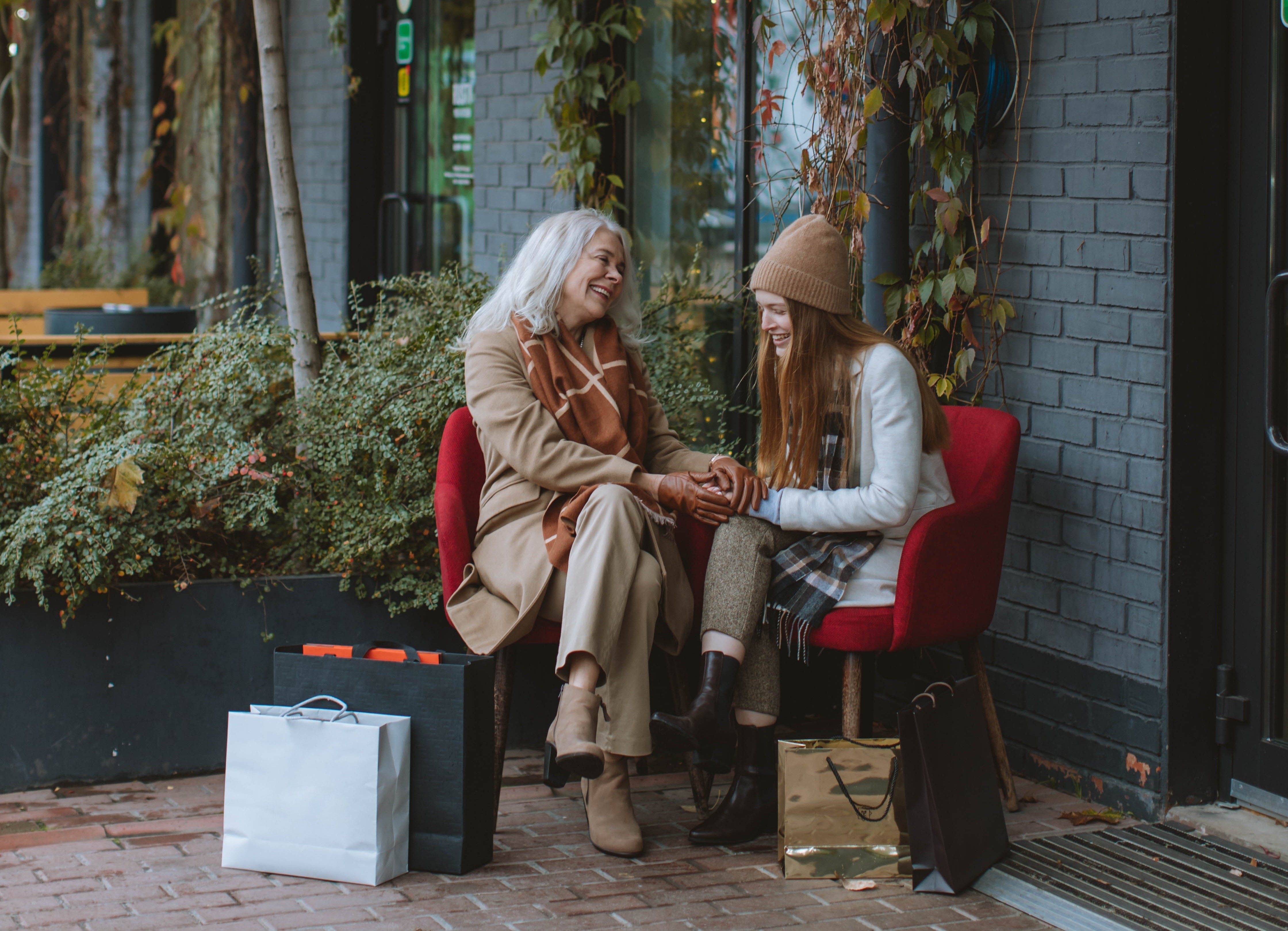 Una mujer mayor tomando la mano de una joven mientras conversa con ella. | Foto: Pexels
