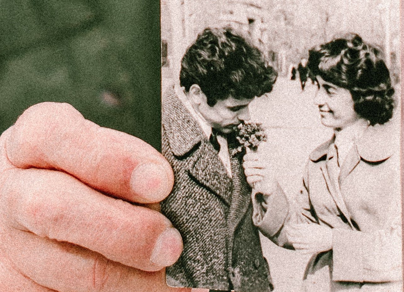 Alguien sostiene una foto antugua de una pareja. | Foto: Pexels