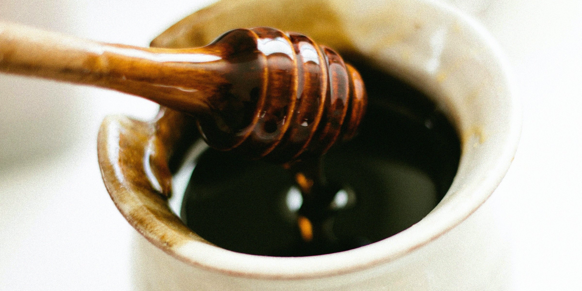 Honey dipper in honey | Source: Unsplash