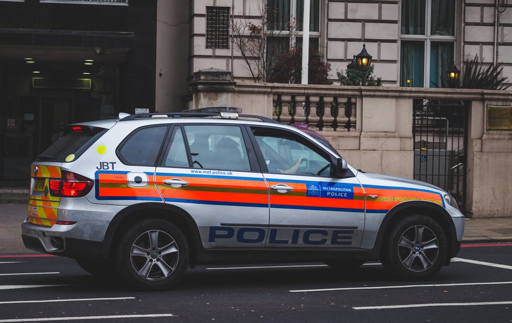 Une voiture de police passant par une route | Photo : Pexels