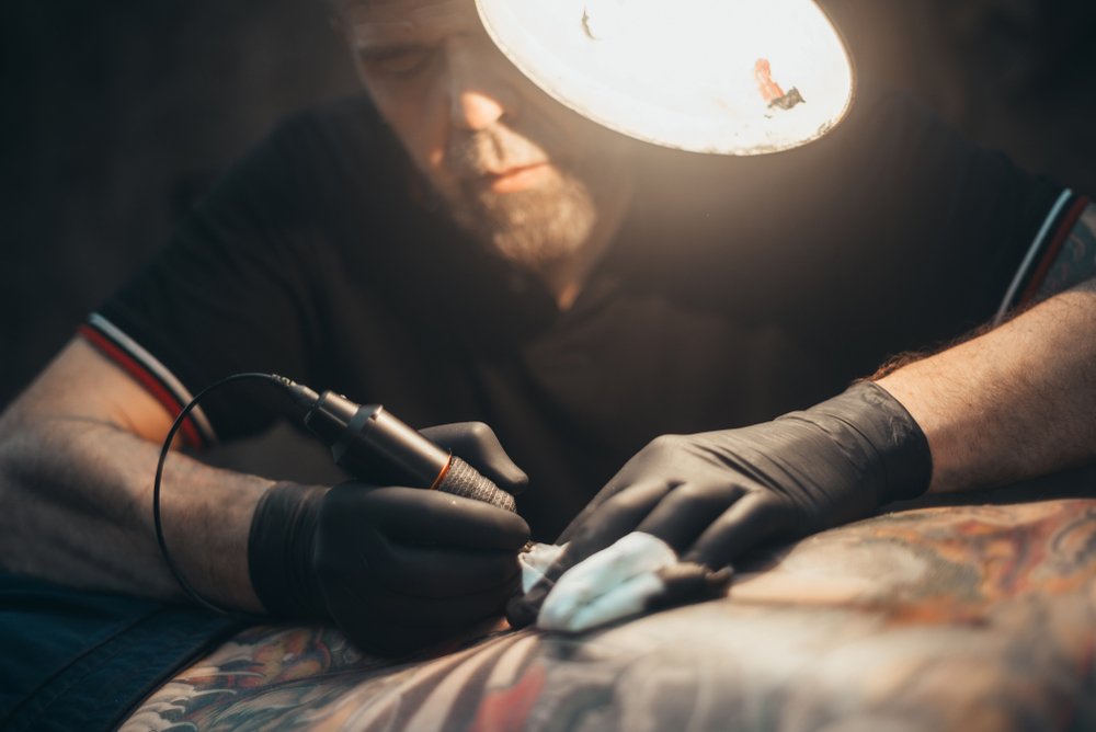 Hombre haciendo un tatuaje en la espalda. | Foto: Shutterstock.
