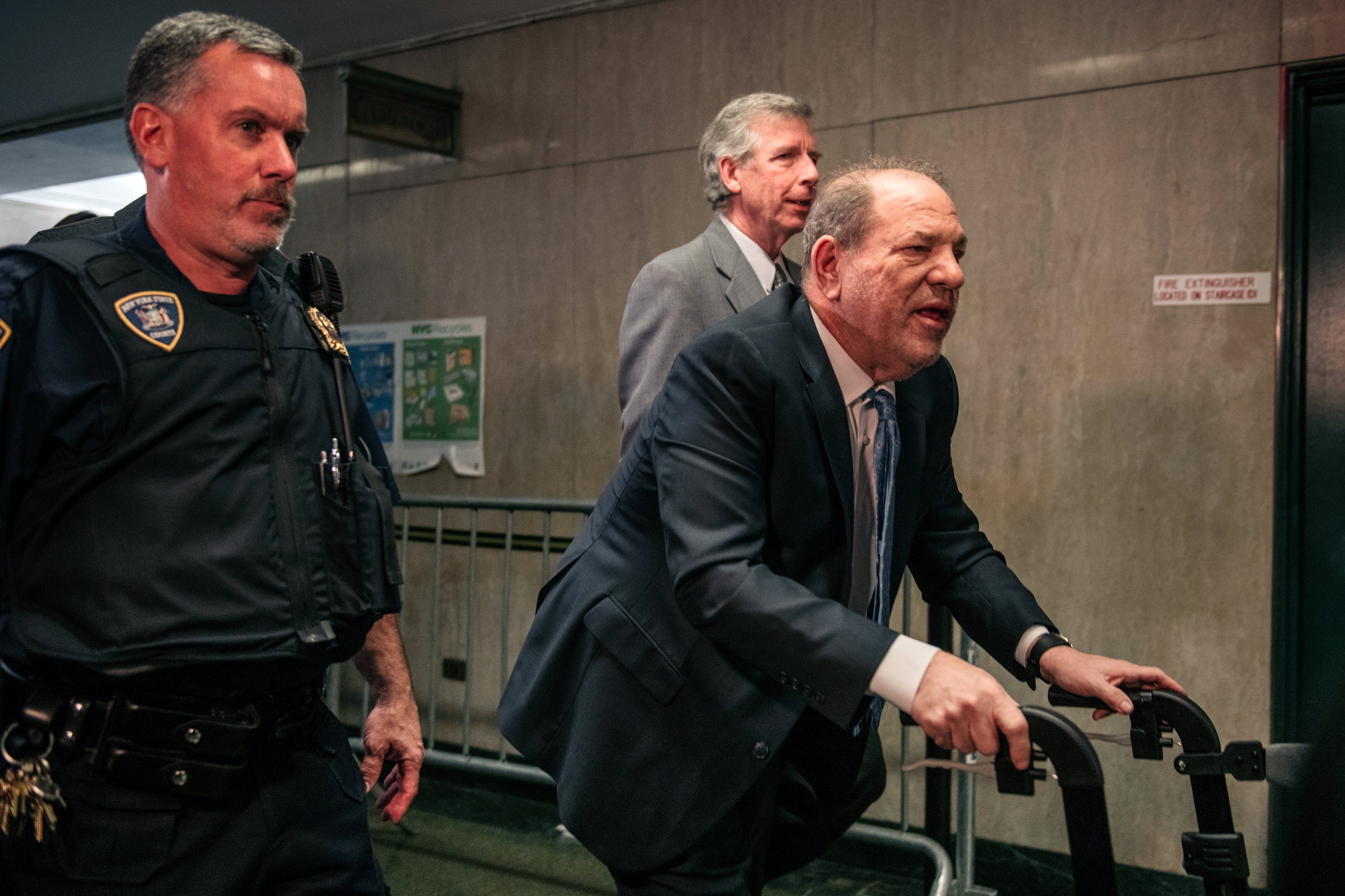 El productor de películas Harvey Weinstein ingresa al Tribunal Penal de la Ciudad de Nueva York el 24 de febrero de 2020 en la ciudad de Nueva York. | Foto: Getty Images El productor de películas Harvey Weinstein ingresa al Tribunal Penal de la Ciudad de Nueva York el 24 de febrero de 2020 en la ciudad de Nueva York. | Foto: Getty Images