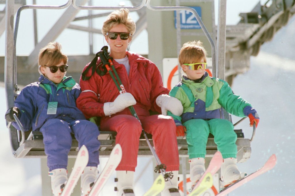 Die Prinzessin von Wales, Prinzessin Diana und ihre Söhne William und Harry machten 1995 einen Skiurlaub in der Schweiz. (Foto von Kent Gavin) I Quelle: Getty Images