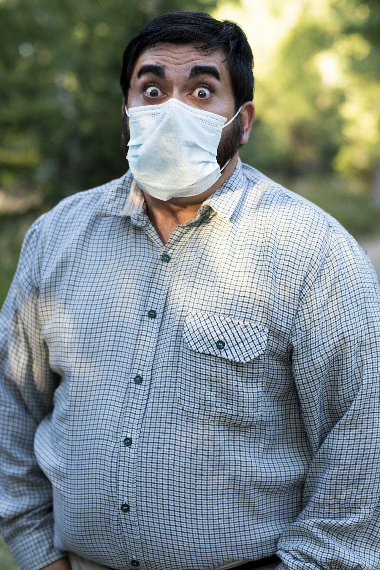 A frightened man standing in an open area with a face mask on | Photo: Pixabay/Sean Corcoran