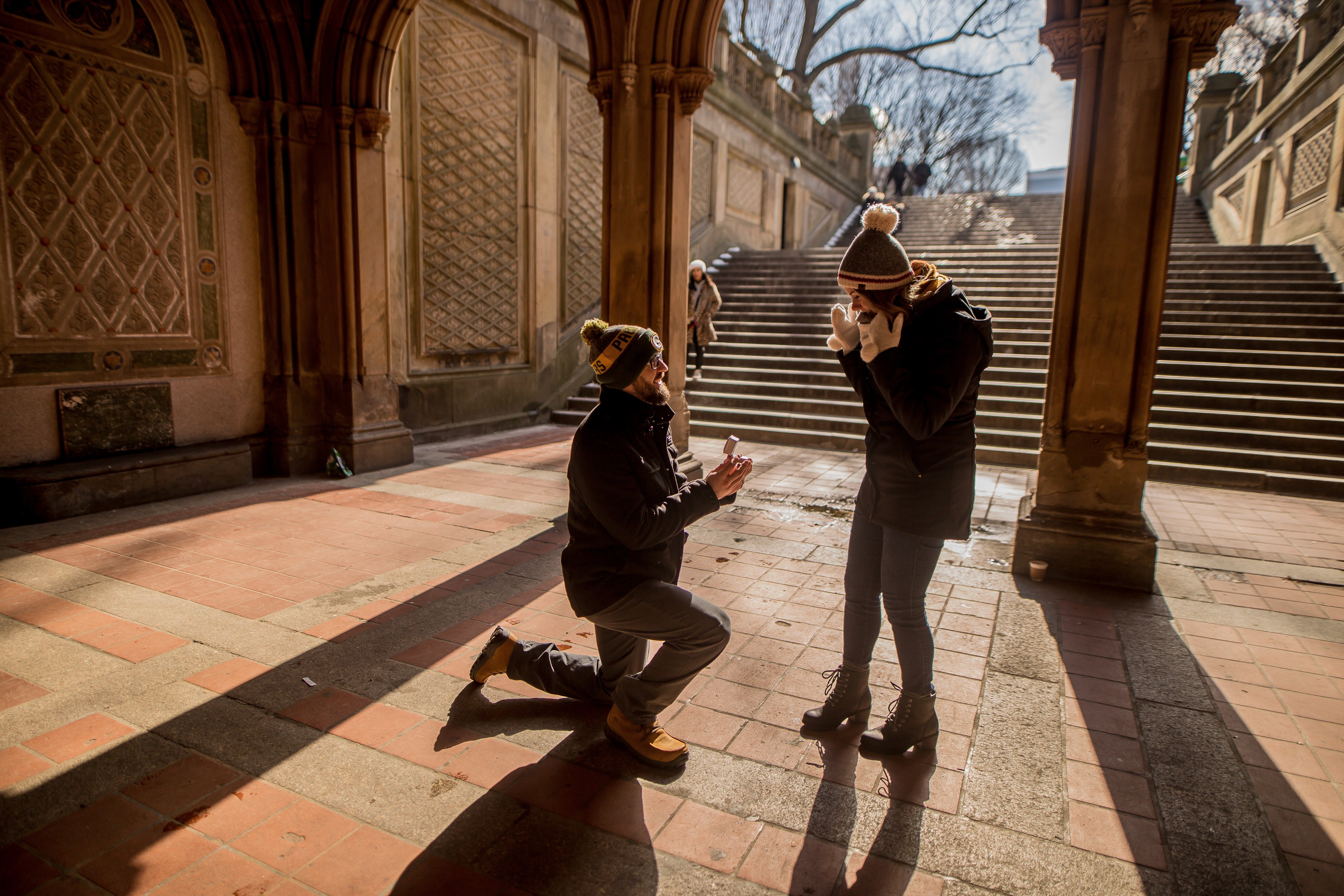 A man on his knee making a marriage proposal to a woman | Source: Pexels