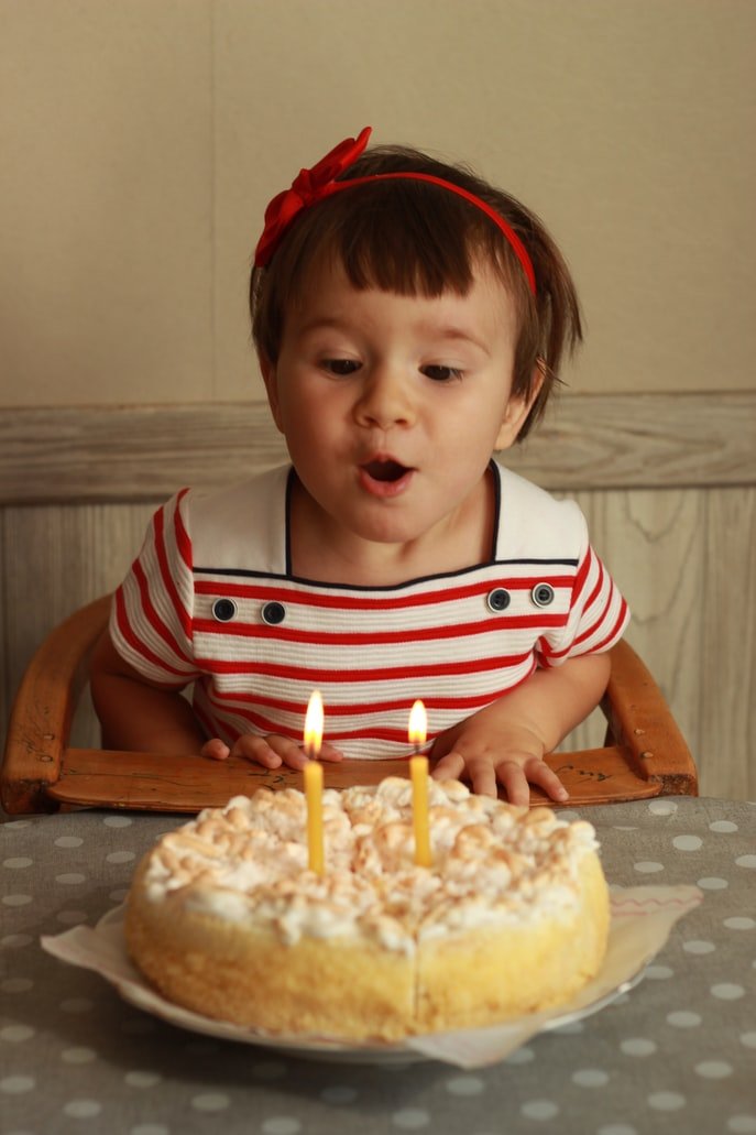 An Lilys zweitem Geburtstag erlebte Kyle eine unangenehme Überraschung | Quelle: Unsplash