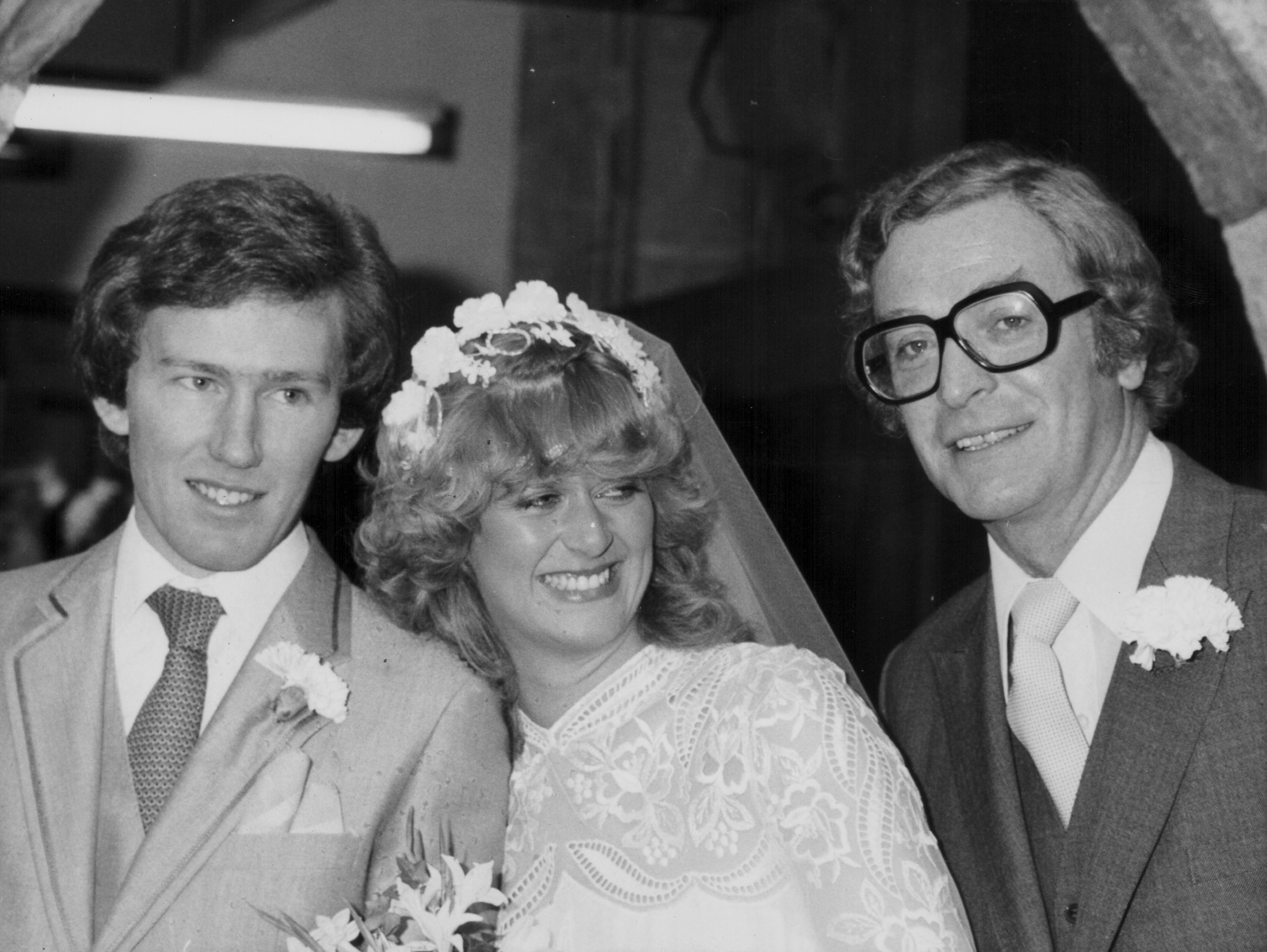 Dominique Caine (C), her husband Rowland Fernyhough (L), and her father, Michael Caine (R) during her wedding on November 7, 1981, in Warfield, Buckinghamshire. | Source: Getty Images