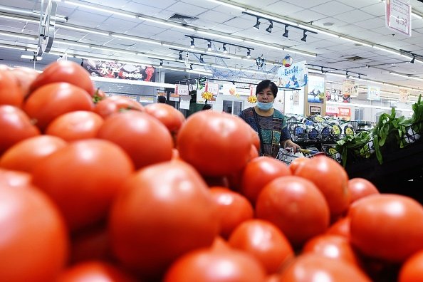 Un client achète des légumes dans un supermarché.| Photo : Getty Images Un client achète des légumes dans un supermarché.| Photo : Getty Images