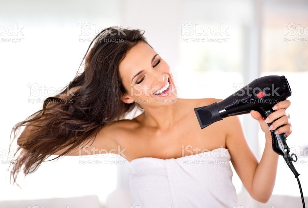 Une femme séchant ses cheveux | Sources : Pixabay