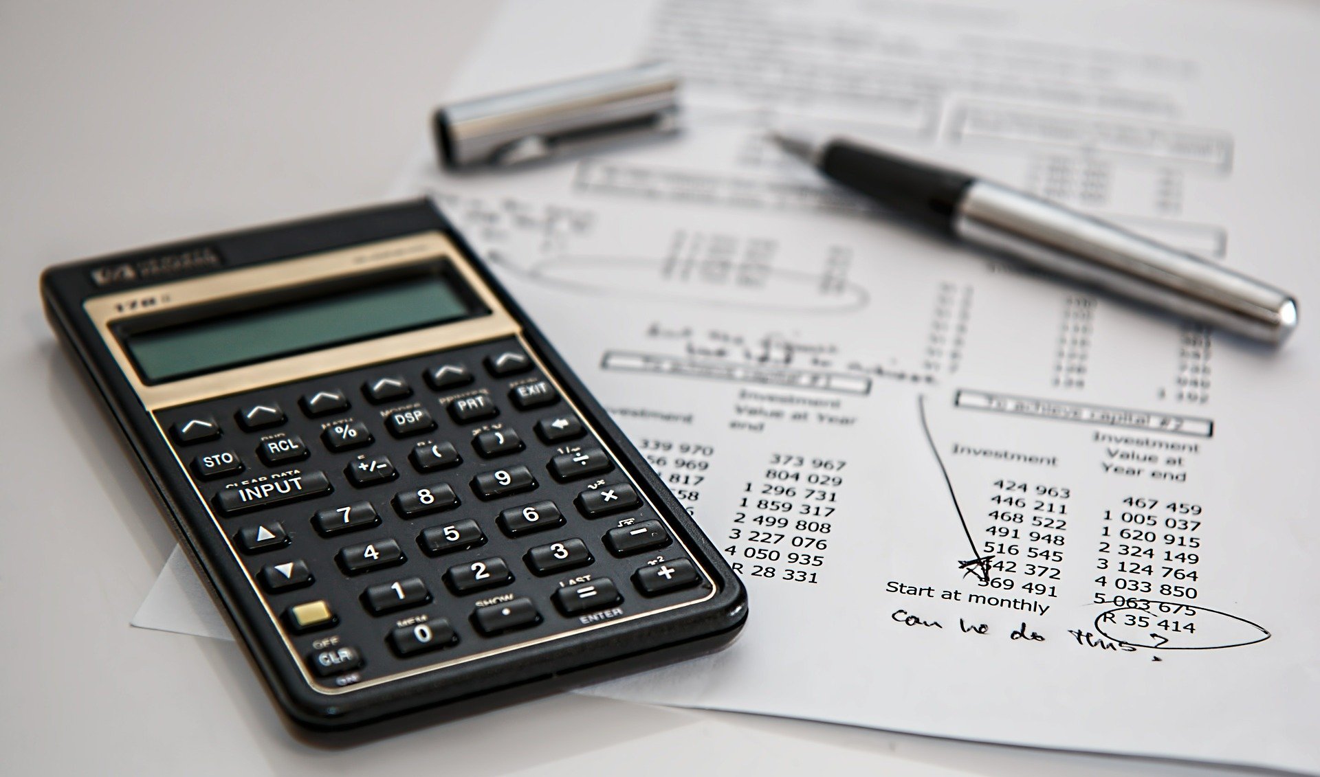 An illustration depicting the calculation of expenses. | Source: Pixabay. 