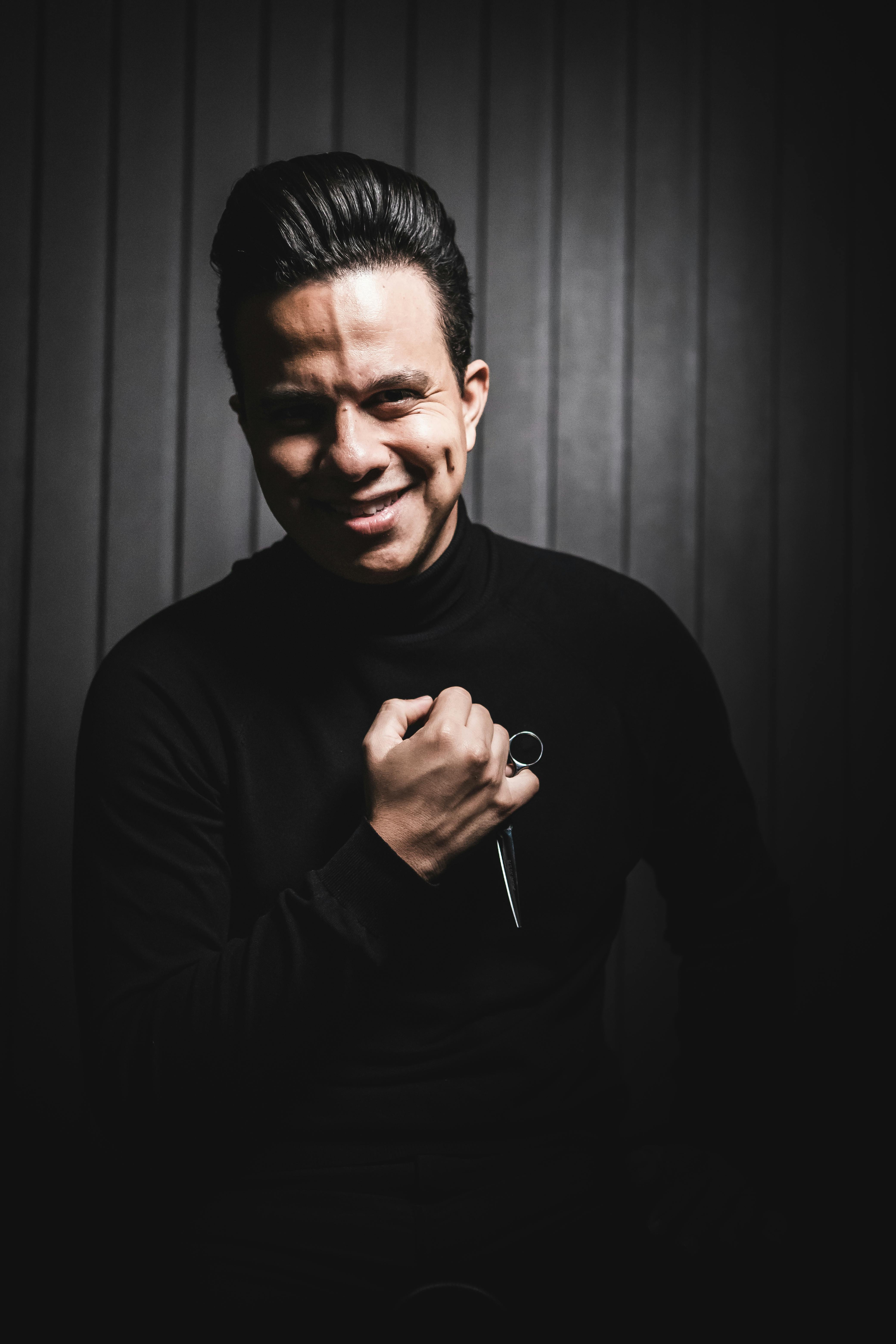 A man with a dimple smiling | Source: Pexels