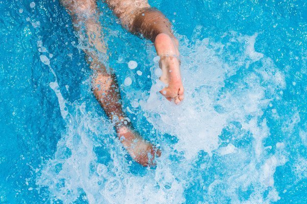 La Video D Un Bebe De 16 Mois Nageant Seul Dans Une Piscine A Declenche Une Veritable Polemique