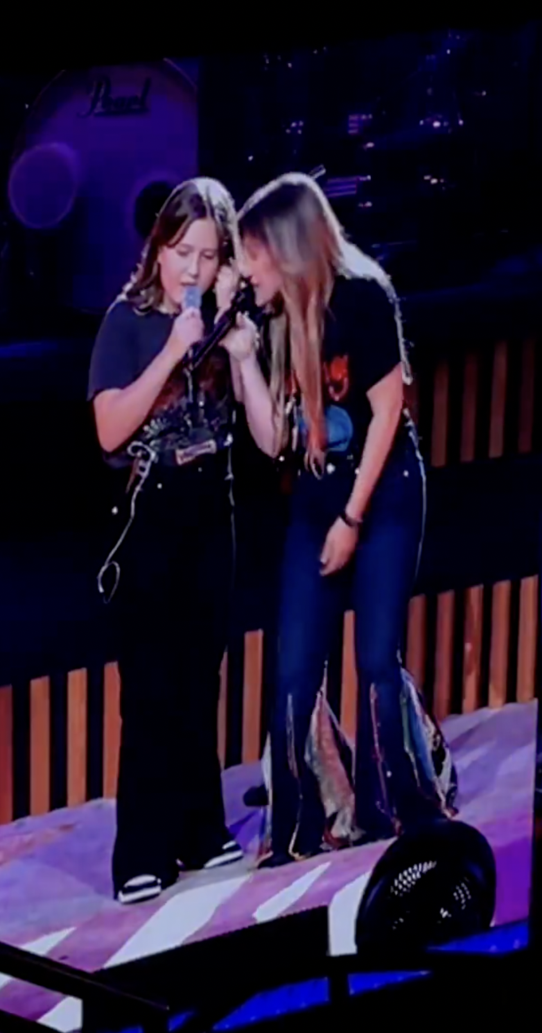 River Blackstock and Kelly Clarkson from a post dated July 19, 2025. | Source: X/chismism