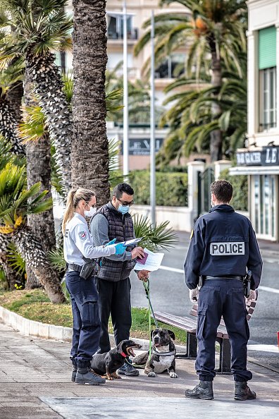 Des policiers patrouillent.|Photo : Getty Images