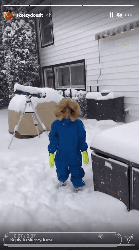 Whoopi Goldberg's great-granddaughter Charli Rose spends time in the snow wearing blue overalls. | Photo: Instagram/skeezydoesit