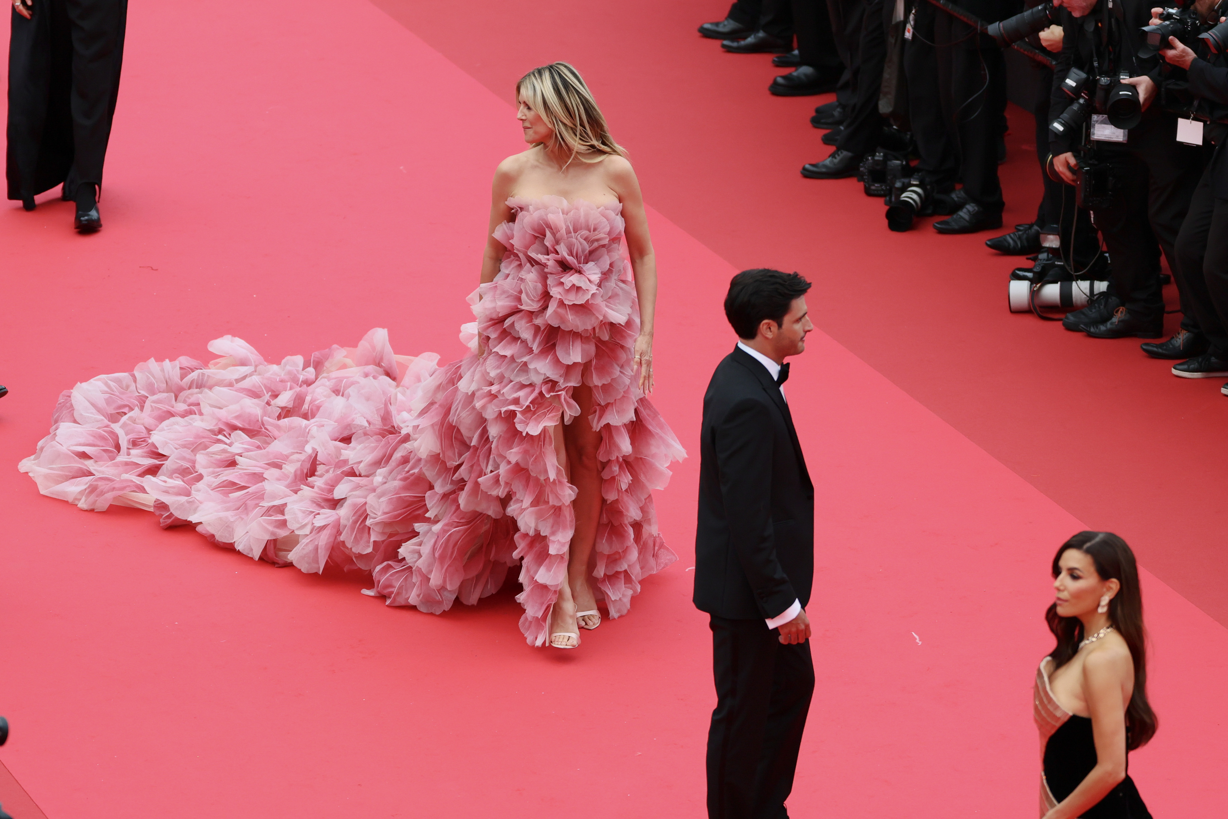 Though a few other celebrities appear in the frame, Klum effortlessly commands attention. Her elegance and poise keep her firmly in the spotlight, making her the natural focal point the moment one glances at the picture.
