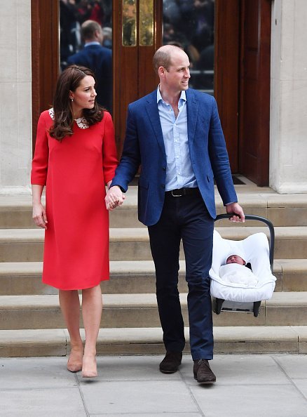 The Duke of Cambridge holds the hand of his wife, the Duchess of Cambridge, as he carries their newborn son from the Lindo Wing at St Mary's Hospital in Paddington, London. | Photo: Getty Images