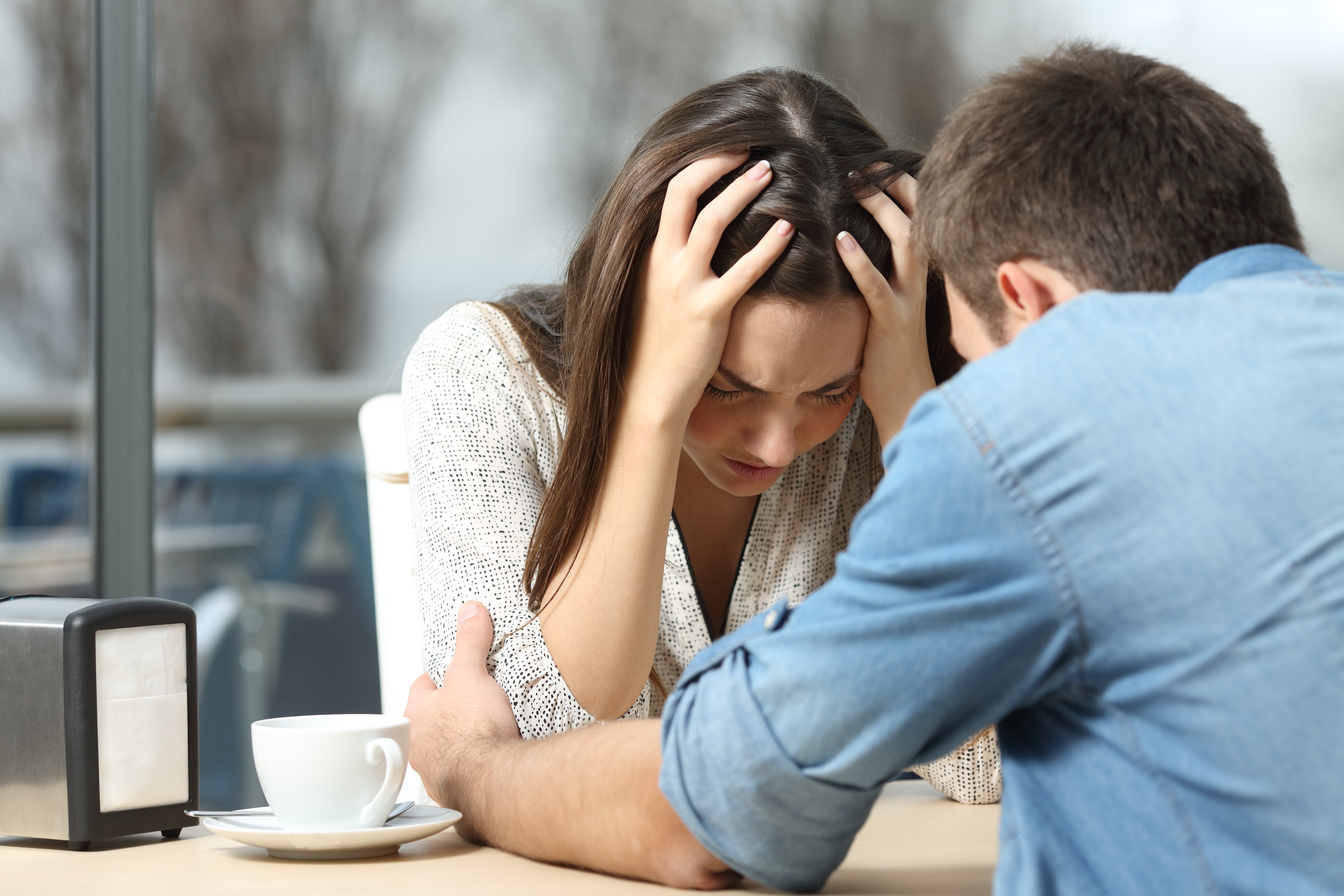 Mann tröstet eine traurige depressive Frau, die Hilfe braucht | Quelle: Shutterstock