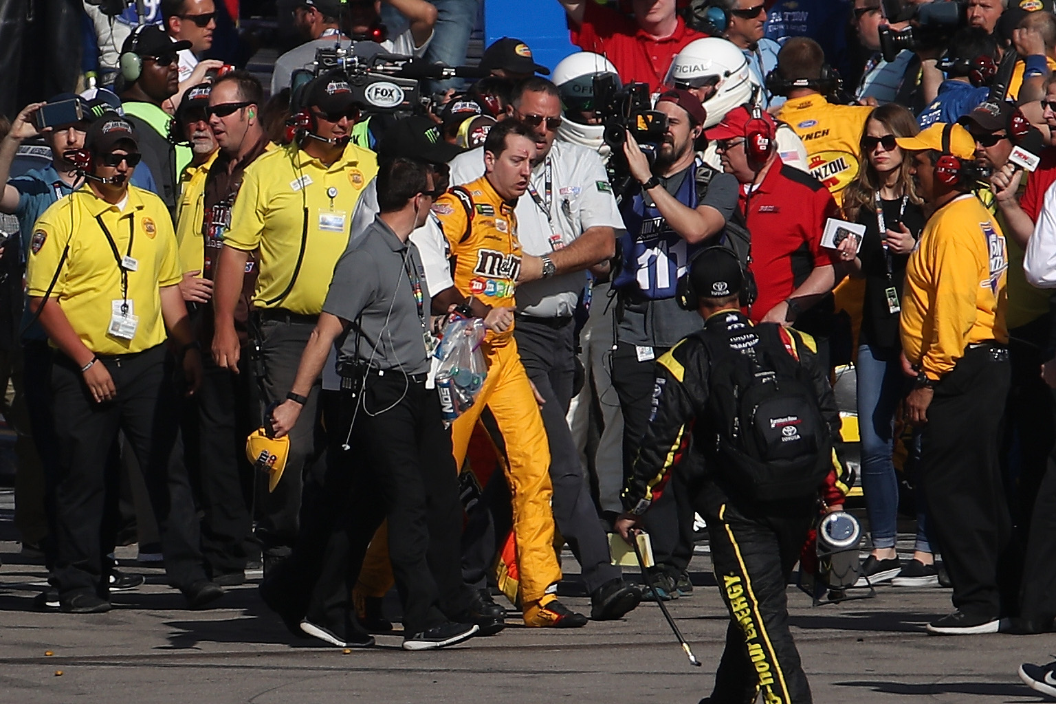 Kyle Busch surrounded by crew and teams at the Monster Energy NASCAR Cup Series Kobalt 400 in Las Vegas, Nevada on March 12, 2017. | Source: Getty Images