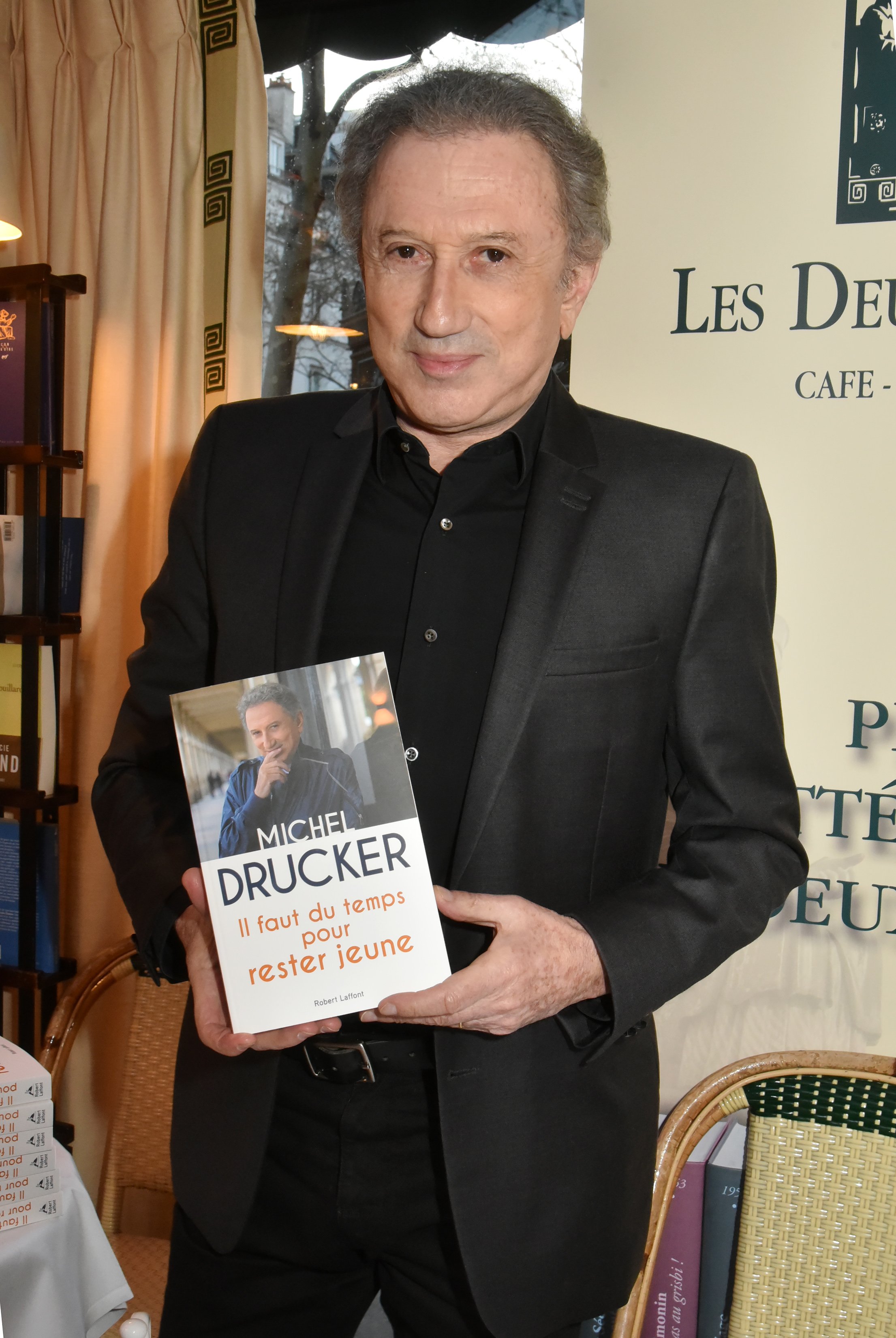Le présentateur de télévision Michel Drucker assiste à la signature du livre "Il Faut Du Temps Pour Rester Jeune" aux Deux Magots le 11 mars, Paris, France. | Photo : Getty Images