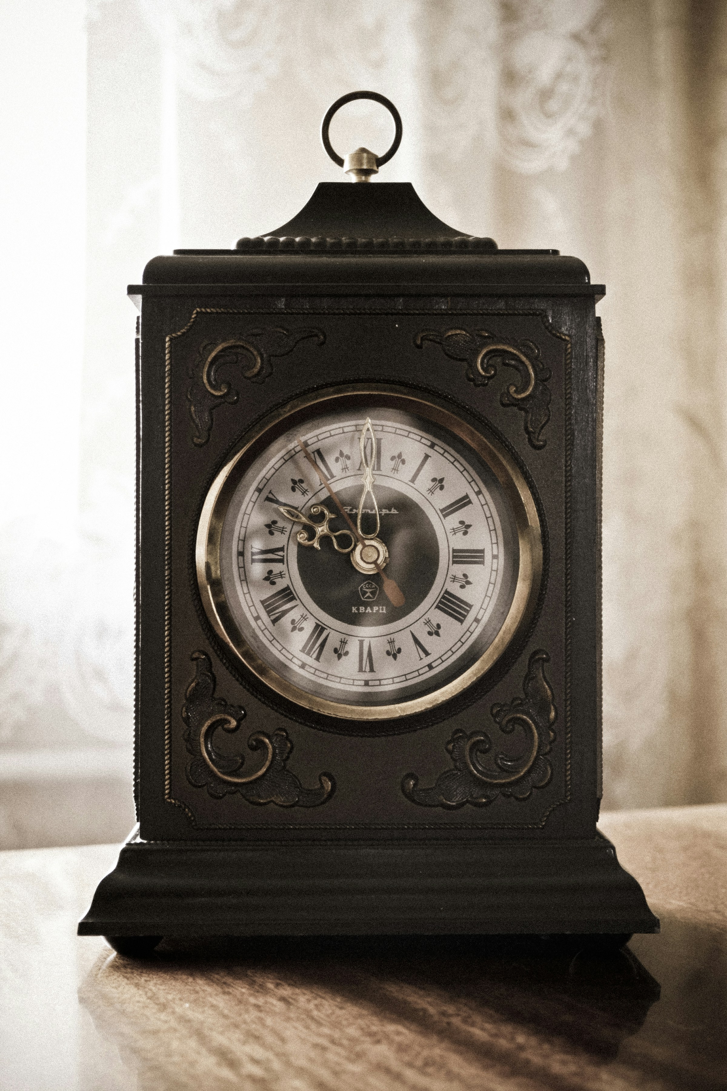 Clock standing on a surface | Source: Unsplash