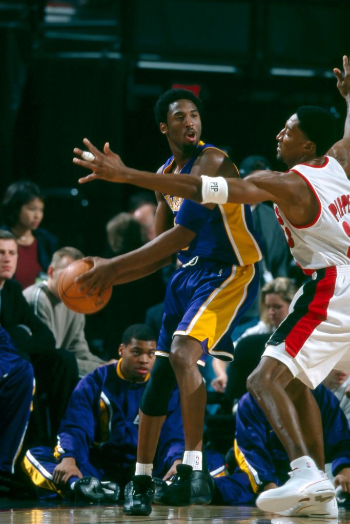 Kobe Bryant (8) of the Los Angeles Lakers looks for an open man as Scottie Pippen (33) of the Portland Trail Blazers defends| Photo: Getty Images