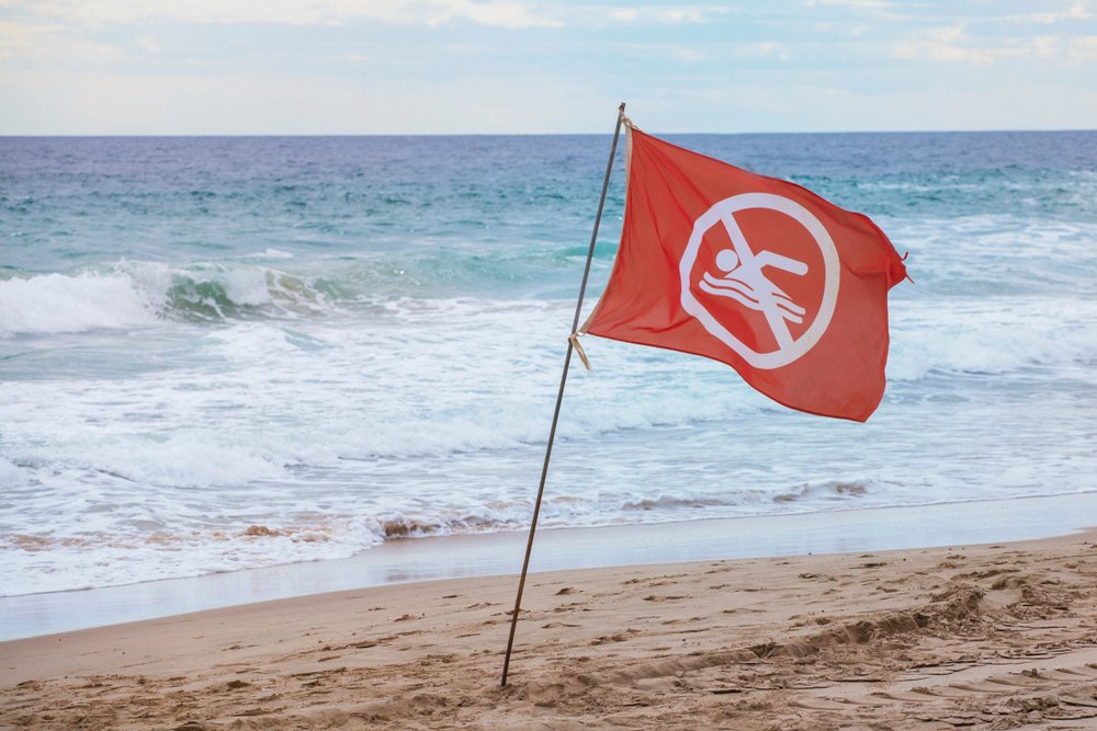 Bandera roja en la playa. | Foto: Shutterstock