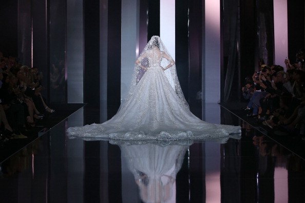 Modelo en pasarela con vestido de novia. | Fuente: Getty Images