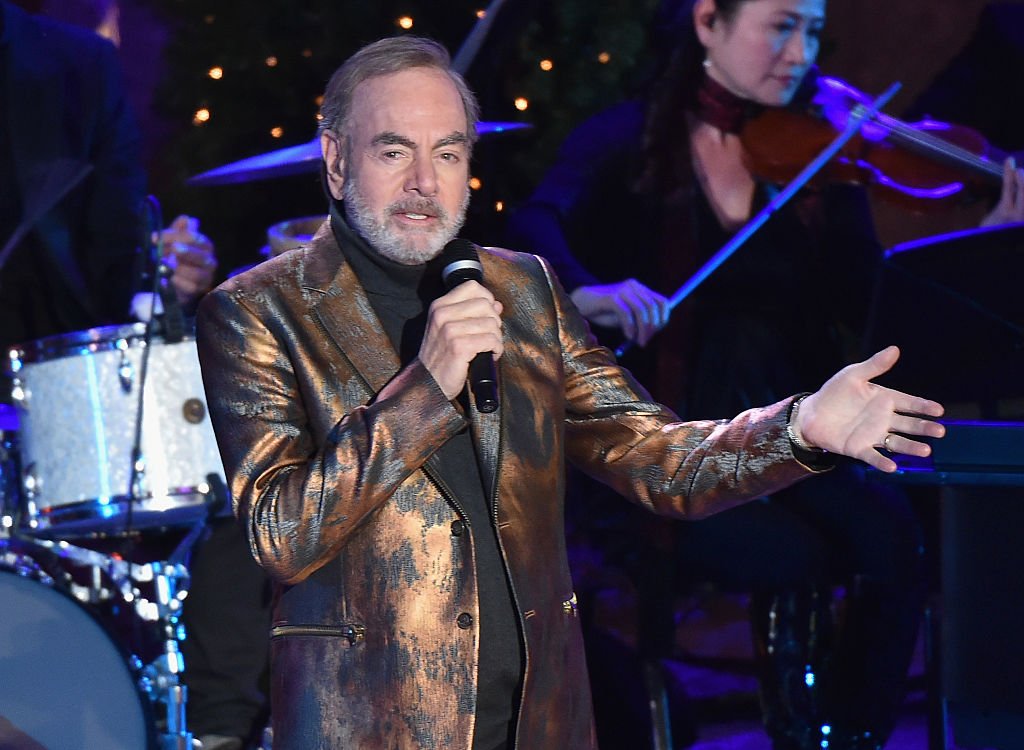 Neil Diamond performs at the 84th Rockefeller Center Christmas Tree Lighting at Rockefeller Center on November 30, 2016 | Photo: Getty Images