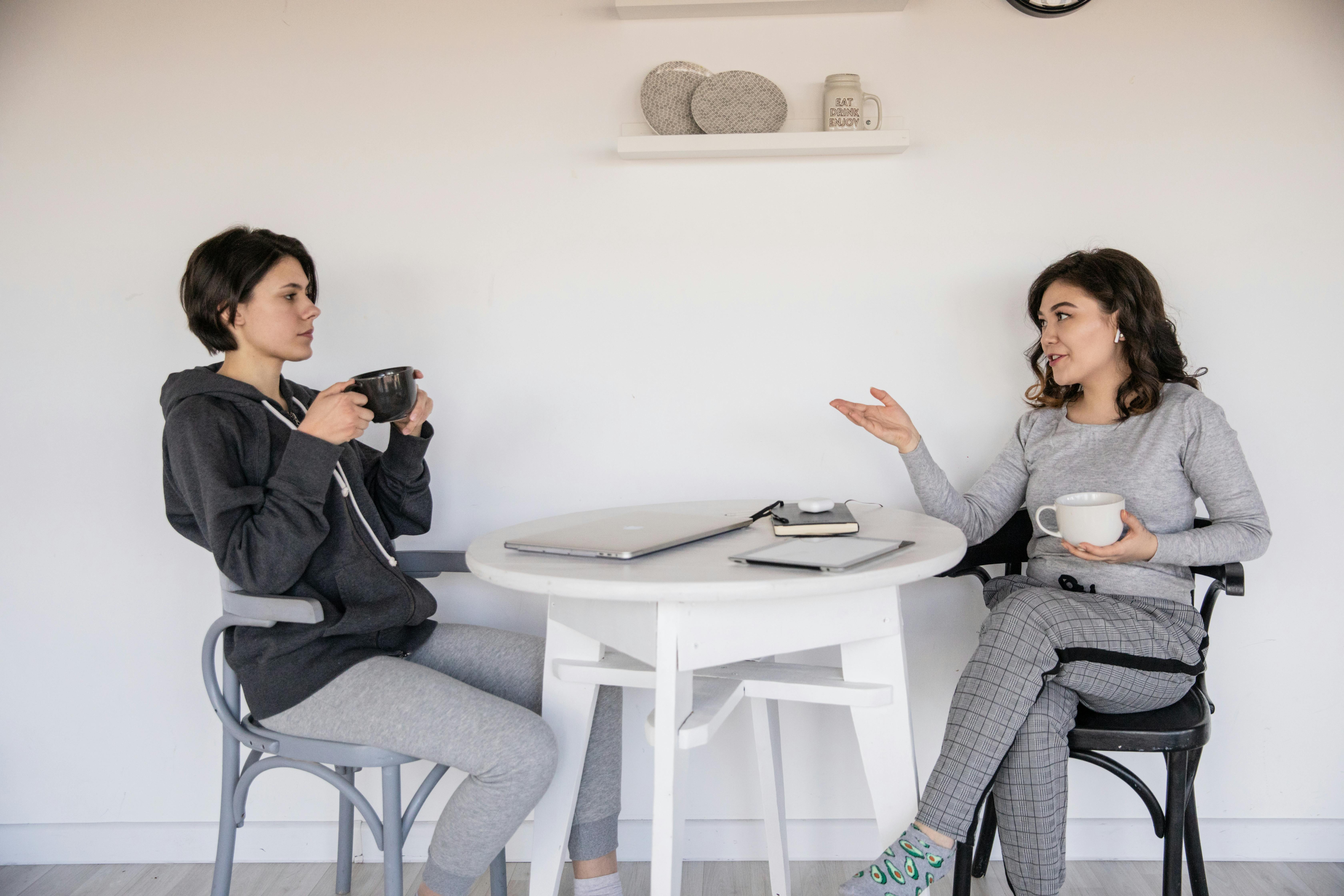 Two woman talking | Source: Pexels