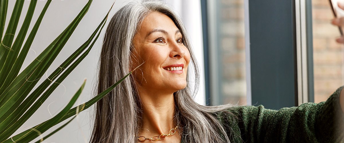 Mujer mayor con cabello saludable y fuerte. | Foto: Shutterstock