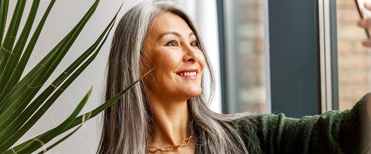 Mujer mayor con cabello saludable y fuerte. | Foto: Shutterstock