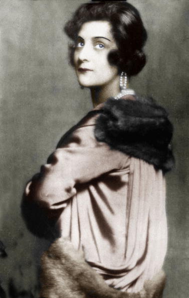 Gabrielle Chasnel llamada Coco Chanel (1883-1971), diseñadora de moda francesa, aquí en 1926 documento coloreado. | Fuente: Getty Images Gabrielle Chasnel llamada Coco Chanel (1883-1971), diseñadora de moda francesa, aquí en 1926 documento coloreado. | Fuente: Getty Images