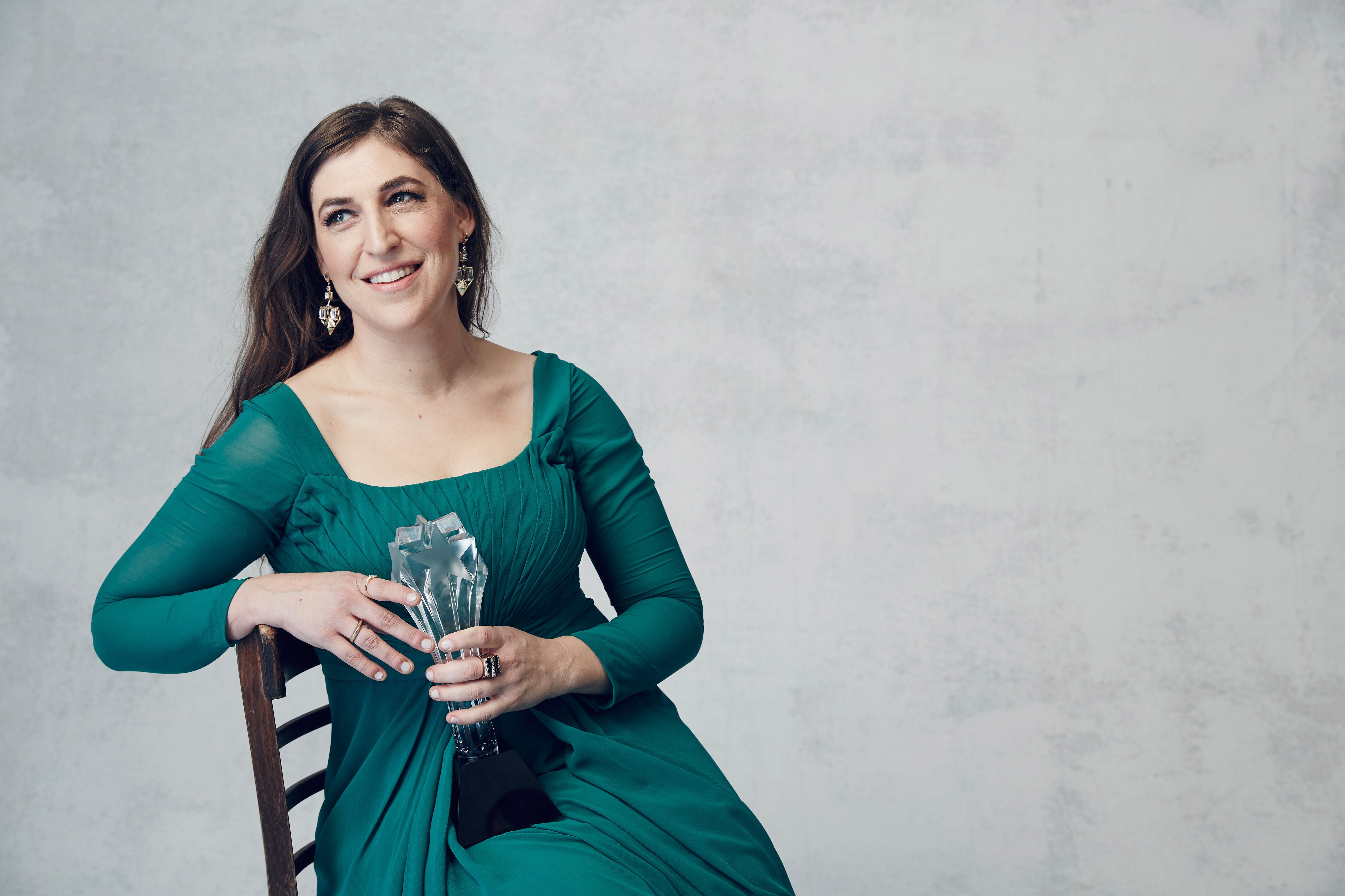 Mayim Bialik poses for a portrait during the 21st Annual Critics' Choice Awards on January 17, 2016, in Santa Monica, California | Photo: Smallz & Raskind/Getty Images