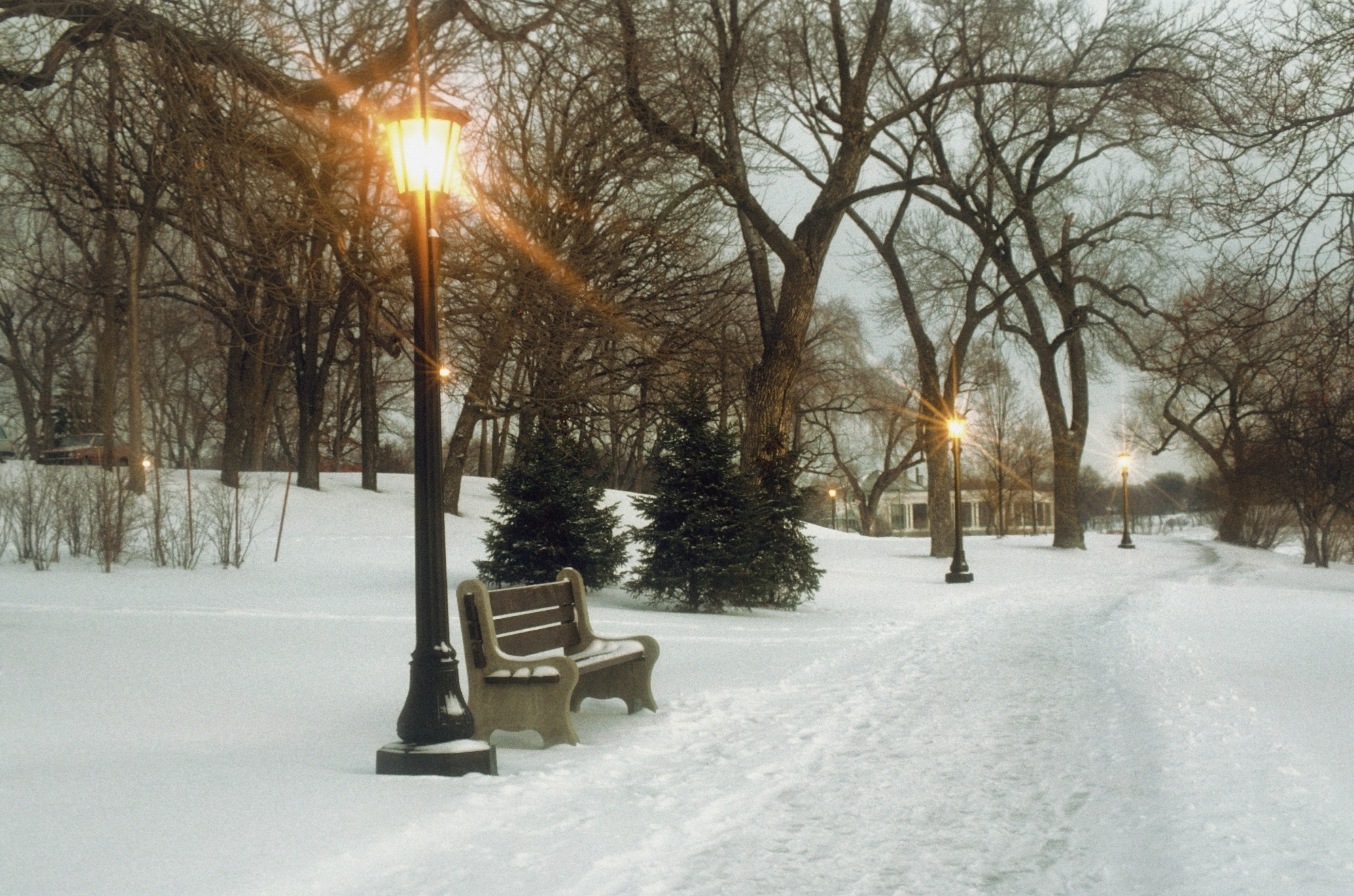 A bench with streetlamp near a snow-covered road in Minnesota, dated October 3, 2005 | Source: Getty Images